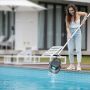 Aiper Scuba SE draadloze zwembadrobot uit water