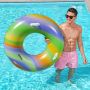 Bestway zwemband regenboog 119 cm met persoon op water 2