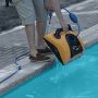 Dolphin W20 zwembadreiniger voorbeeld in het water