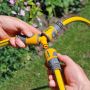 Hozelock Driewegstuk voor tuinslang 12,5 mm in gebruik