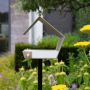 Heeej Open Diamond vogelvoederhuisje op paal zand en wit sfeerbeeld