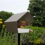 Heeej Open Diamond vogelvoederhuisje op paal zand en wit sfeerbeeld