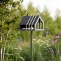 Heeej Open Framed Feeder vogelvoederhuisje op paal donkergrijs voorbeeld in groene omgeving