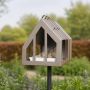 Heeej Open Framed Feeder vogelvoederhuisje op paal parelmoer beige met vetbollen voorkant