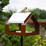 Heeej The Barn Vogelvoederhuisje op paal Bruin en wit sfeerbeeld