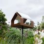 Heeej The Barn Vogelvoederhuisje op paal Bruin en wit sfeerbeeld