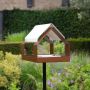 Heeej The Barn Vogelvoederhuisje op paal Bruin en wit sfeerbeeld