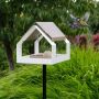Heeej The Barn vogelvoederhuisje op paal zand & wit sfeerbeeld