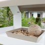 Heeej The Barn vogelvoederhuisje op paal zand & wit sfeerbeeld