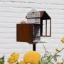 Heeej Tweet House vogelvoederhuisje op paal cortenstaal sfeerbeeld