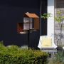 Heeej Tweet House vogelvoederhuisje op paal cortenstaal sfeerbeeld