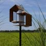 Heeej Tweet House vogelvoederhuisje op paal cortenstaal sfeerbeeld