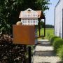 Heeej Tweet House vogelvoederhuisje op paal cortenstaal sfeerbeeld
