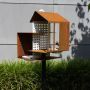 Heeej Tweet House vogelvoederhuisje op paal cortenstaal sfeerbeeld