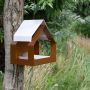 Heeej The Barn wand vogelvoederhuisj bruin & wit productfoto sfeerbeeld