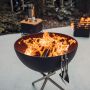 Höfats bowl vuurschaal & BBQ met hoog standaard 70 cm binnen vuur ingezoomd