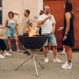 Höfats bowl vuurschaal & BBQ met hoog standaard 70 cm met mensen 2