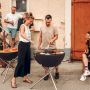 Höfats bowl vuurschaal & BBQ met hoog standaard 70 cm met mensen