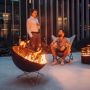 Hofäts bowl vuurschaal & BBQ met laag standaard 70 cm met mensen