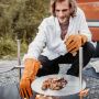 Höfats vuurvaste handschoenen leer met persoon 2