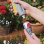 Hozelock Metalen Slangstuk Pro met waterslot voor 12.5 mm en 15 mm tuinslang in gebruik