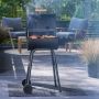 Mustang tonvormige houtskoolgrill in gebruik