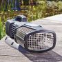 Oase AquaMax Eco Expert 26000 vijverpomp voorbeeld aan de vijver voorkant links