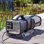 Oase AquaMax Eco Expert 26000 vijverpomp voorbeeld aan de vijver achterkant