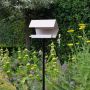 Heeej Open Diamond vogelvoederhuisje op paal zand en wit sfeerbeeld