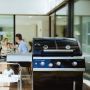 Outdoor chef gas barbecue Dualchef 325 G bij de tafel