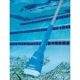 Pool Blaster Aquabroom Ultra spa- en zwembadstofzuiger in gebruik