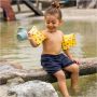 Swim Essentials circus zwembandjes 2 – 6 jaar zittend bij het water