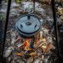 Valhal Dutch Oven 6,1 liter in gebruik hangend