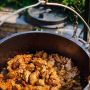 Valhal Dutch Oven gietijzer in gebruik open
