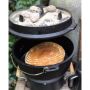 Valhal Dutch Oven gietijzer in gebruik voor brood
