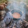 Valhal Dutch Oven gietijzer in gebruik buiten