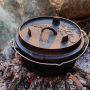 Valhal Dutch Oven gietijzer in gebruik buiten dicht
