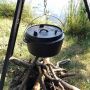 Valhal Dutch Oven gietijzer in gebruik buiten hangend