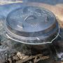 Valhal Dutch Oven gietijzer in gebruik dicht