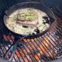 Valhal gietijzeren skillet met steel 30 cm in gebruik op barbecue