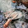 Valhal gietijzeren skillet met steel 30 cm in gebruik op hout