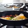 Valhal gietijzeren skillet met steel 30 cm in gebruik op fornuis