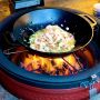 Valhal gietijzeren wokpan 36 cm in gebruik op vuur