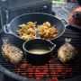 Valhal gietijzeren wokpan 36 cm in gebruik op barbecue