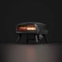 Witt Piccolo gas pizza oven Ø 33 cm Mat Zwart zwarte achtergrond aan