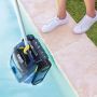 Zodiac Freerider RF5200 iQ draadloze zwembadrobot in gebruik