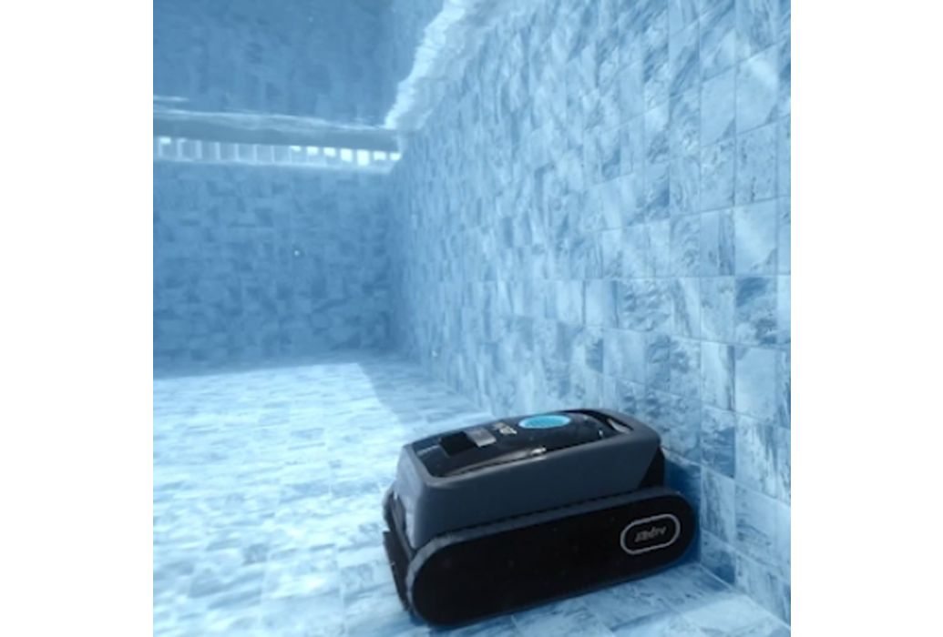 Aiper Scuba P1 draadloze zwembadrobot aanzetten onder water