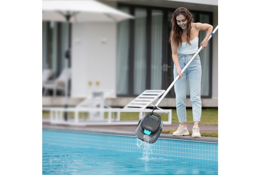 Aiper Scuba SE draadloze zwembadrobot uit water