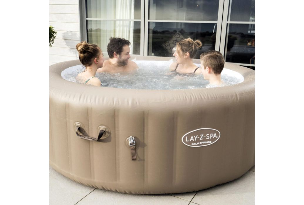 Bestway Lay-Z-Spa Palm Springs buiten met 4 mensen
