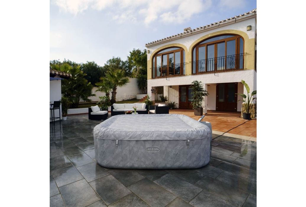 Bestway Lay-Z-Spa San Fransisco Hydrojet Pro buiten met cover